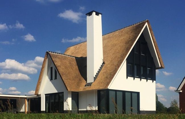 Tijmen Bos nieuwbouw villa moderne rieten kap wit stucwerk zwarte hout schoorstee Tijmen Bos Architecten